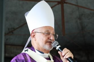 Fiéis participam de missa católica durante as celebrações do Dia de Finados na Paraíba.