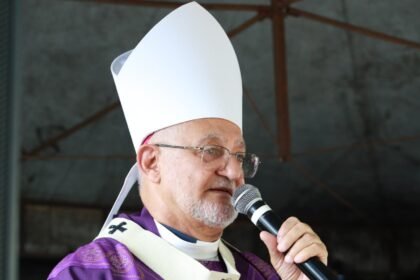 Fiéis participam de missa católica durante as celebrações do Dia de Finados na Paraíba.