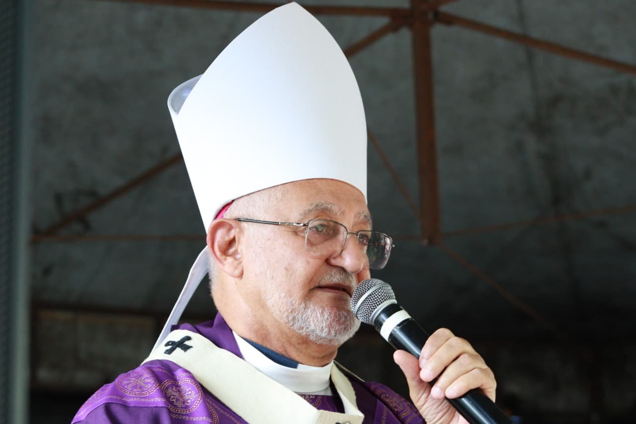 Fiéis participam de missa católica durante as celebrações do Dia de Finados na Paraíba.
