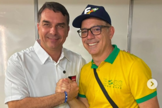 Francinaldo Bandeira comenta declarações sobre artistas e posicionamento político no pré-carnaval de João Pessoa.