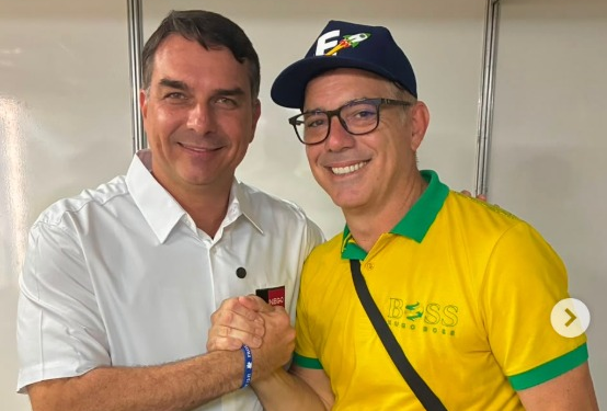 Francinaldo Bandeira comenta declarações sobre artistas e posicionamento político no pré-carnaval de João Pessoa.
