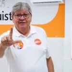 João Azevêdo, senador eleito pela Paraíba, durante votação em João Pessoa no segundo turno das eleições de 2026.