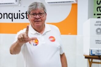 João Azevêdo, senador eleito pela Paraíba, durante votação em João Pessoa no segundo turno das eleições de 2026.
