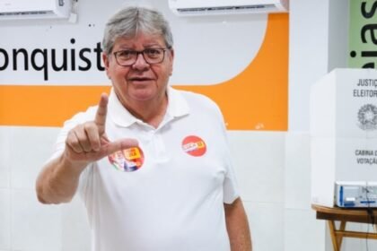 João Azevêdo, senador eleito pela Paraíba, durante votação em João Pessoa no segundo turno das eleições de 2026.