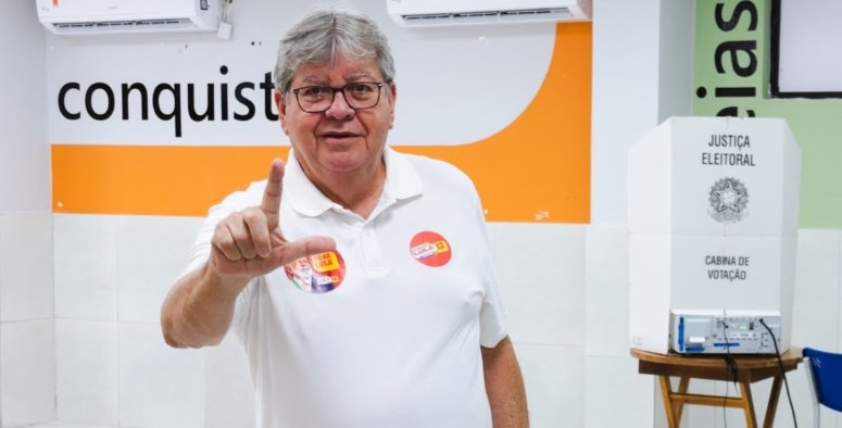 João Azevêdo, senador eleito pela Paraíba, durante votação em João Pessoa no segundo turno das eleições de 2026.