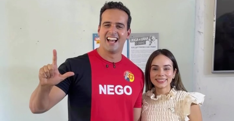Governador da Paraíba, Lucas Ribeiro, durante votação do segundo turno das eleições presidenciais em Campina Grande.