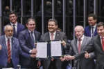 Congresso Nacional promulga emenda constitucional que prevê o fim da escala 6x1 e a redução da jornada de trabalho no Brasil.