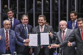 Congresso Nacional promulga emenda constitucional que prevê o fim da escala 6x1 e a redução da jornada de trabalho no Brasil.