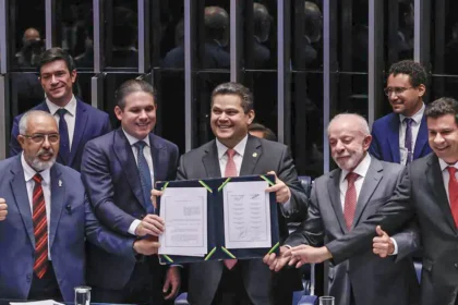 Congresso Nacional promulga emenda constitucional que prevê o fim da escala 6x1 e a redução da jornada de trabalho no Brasil.