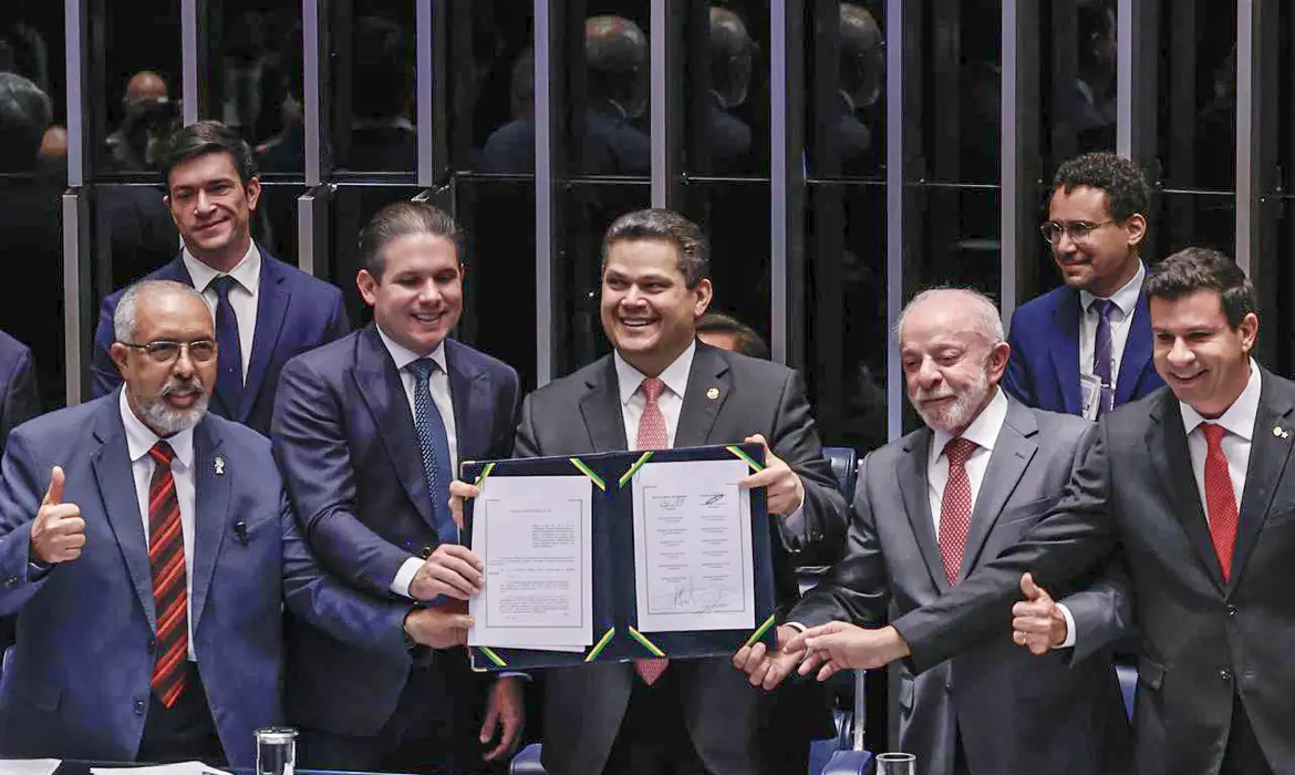 Congresso Nacional promulga emenda constitucional que prevê o fim da escala 6x1 e a redução da jornada de trabalho no Brasil.