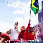 Lucas Ribeiro ao lado de Lula e de lideranças nordestinas durante ato de campanha em Natal.