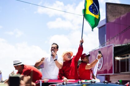 Lucas Ribeiro ao lado de Lula e de lideranças nordestinas durante ato de campanha em Natal.