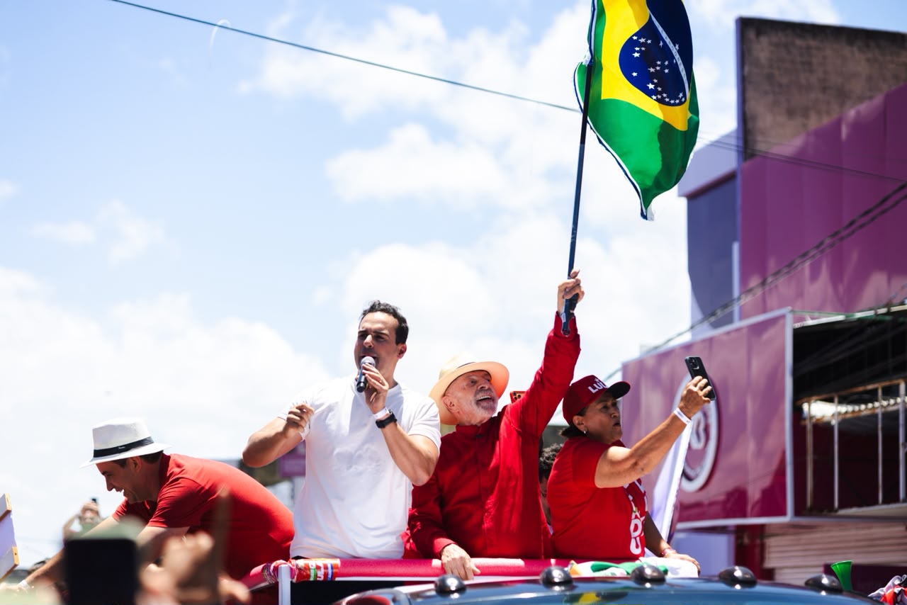 Lucas Ribeiro ao lado de Lula e de lideranças nordestinas durante ato de campanha em Natal.