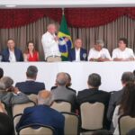 Lula durante reunião de coordenação com integrantes do PT após primeiro turno