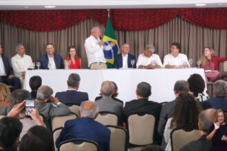 Lula durante reunião de coordenação com integrantes do PT após primeiro turno