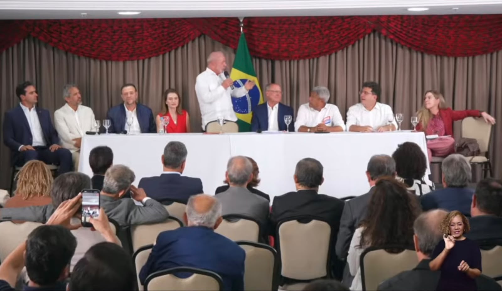 Lula durante reunião de coordenação com integrantes do PT após primeiro turno