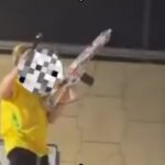 Criança segura objeto semelhante a fuzil sobre carro durante aglomeração em Parnamirim