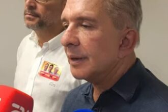 Nabor Wanderley durante entrevista sobre a reta final da campanha ao Senado na Paraíba.