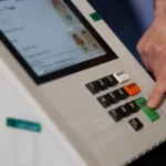 leitor vota em urna eletrônica durante as eleições.