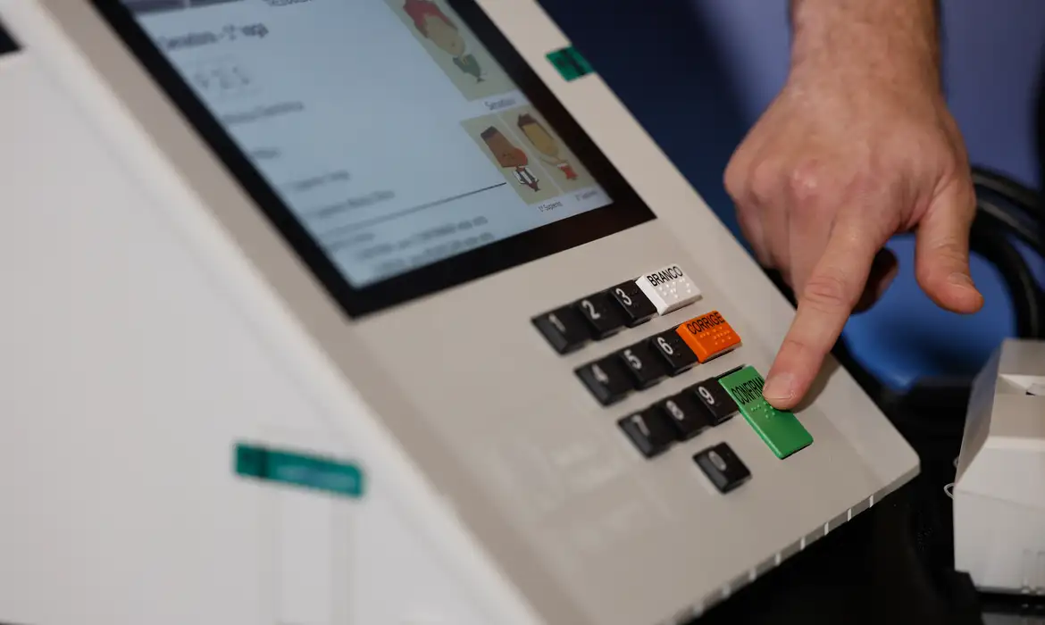 leitor vota em urna eletrônica durante as eleições.
